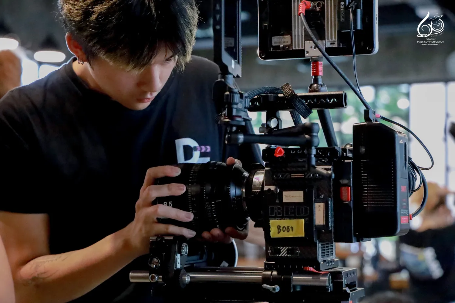 อบรมการใช้ครุภัณฑ์ถ่ายทำภาพยนตร์พื้นฐานเพื่อป้องกันความเสียหาย ม.เชียงใหม่ 1 Cinetoys- สาขาวิชาภาพยนตร์ดิจิทัล คณะการสื่อสารมวลชน มหาวิทยาลัยเชียงใหม่ ร่วมกับ บริษัท ซีเนทอยส์ แอนด์ เซอร์วิส จำกัด (Cinetoys & Services) จัดโครงการอบรมเชิงปฏิบัติการ “การใช้ครุภัณฑ์ถ่ายทำภาพยนตร์พื้นฐานเพื่อป้องกันความเสียหาย” เพื่อให้นักศึกษาชั้นปีที่ 2 สาขาภาพยนตร์ดิจิทัล ได้เรียนรู้การใช้อุปกรณ์ถ่ายทำอย่างถูกวิธี พร้อมฝึกปฏิบัติกับทีมงานมืออาชีพในอุตสาหกรรมภาพยนตร์ ณ ห้อง Learning Space อาคารเรียนรวม คณะการสื่อสารมวลชน มหาวิทยาลัยเชียงใหม่ ระหว่างวันที่ 9 – 10 กันยายน 2568