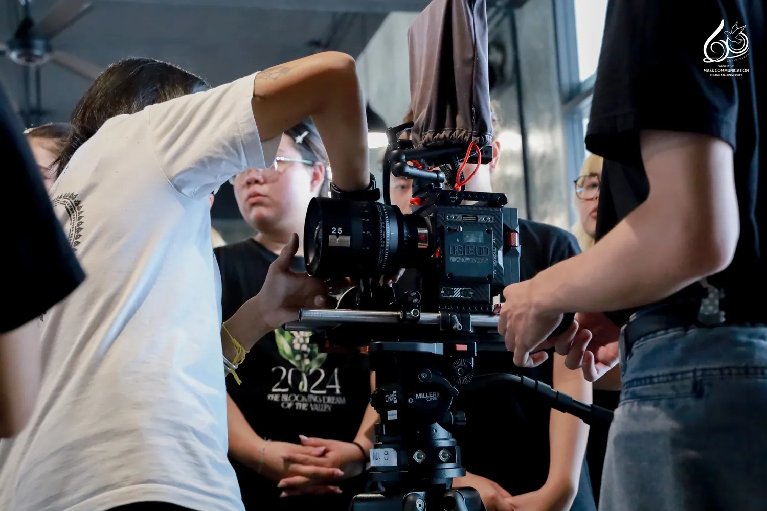 อบรมการใช้ครุภัณฑ์ถ่ายทำภาพยนตร์พื้นฐานเพื่อป้องกันความเสียหาย ม.เชียงใหม่ 10 Cinetoys- สาขาวิชาภาพยนตร์ดิจิทัล คณะการสื่อสารมวลชน มหาวิทยาลัยเชียงใหม่ ร่วมกับ บริษัท ซีเนทอยส์ แอนด์ เซอร์วิส จำกัด (Cinetoys & Services) จัดโครงการอบรมเชิงปฏิบัติการ “การใช้ครุภัณฑ์ถ่ายทำภาพยนตร์พื้นฐานเพื่อป้องกันความเสียหาย” เพื่อให้นักศึกษาชั้นปีที่ 2 สาขาภาพยนตร์ดิจิทัล ได้เรียนรู้การใช้อุปกรณ์ถ่ายทำอย่างถูกวิธี พร้อมฝึกปฏิบัติกับทีมงานมืออาชีพในอุตสาหกรรมภาพยนตร์ ณ ห้อง Learning Space อาคารเรียนรวม คณะการสื่อสารมวลชน มหาวิทยาลัยเชียงใหม่ ระหว่างวันที่ 9 – 10 กันยายน 2568