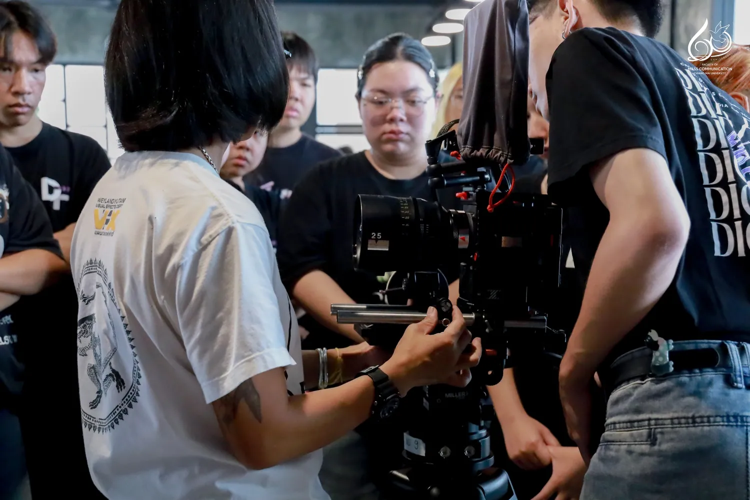 อบรมการใช้ครุภัณฑ์ถ่ายทำภาพยนตร์พื้นฐานเพื่อป้องกันความเสียหาย ม.เชียงใหม่ 11 Cinetoys- สาขาวิชาภาพยนตร์ดิจิทัล คณะการสื่อสารมวลชน มหาวิทยาลัยเชียงใหม่ ร่วมกับ บริษัท ซีเนทอยส์ แอนด์ เซอร์วิส จำกัด (Cinetoys & Services) จัดโครงการอบรมเชิงปฏิบัติการ “การใช้ครุภัณฑ์ถ่ายทำภาพยนตร์พื้นฐานเพื่อป้องกันความเสียหาย” เพื่อให้นักศึกษาชั้นปีที่ 2 สาขาภาพยนตร์ดิจิทัล ได้เรียนรู้การใช้อุปกรณ์ถ่ายทำอย่างถูกวิธี พร้อมฝึกปฏิบัติกับทีมงานมืออาชีพในอุตสาหกรรมภาพยนตร์ ณ ห้อง Learning Space อาคารเรียนรวม คณะการสื่อสารมวลชน มหาวิทยาลัยเชียงใหม่ ระหว่างวันที่ 9 – 10 กันยายน 2568