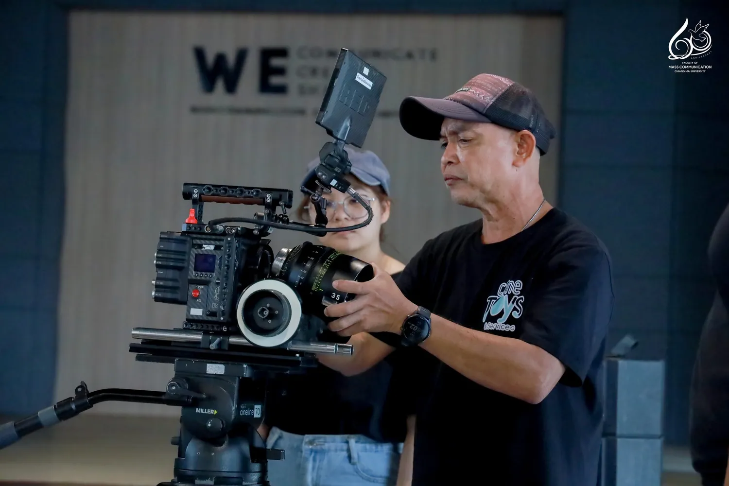 อบรมการใช้ครุภัณฑ์ถ่ายทำภาพยนตร์พื้นฐานเพื่อป้องกันความเสียหาย ม.เชียงใหม่ 12 Cinetoys- สาขาวิชาภาพยนตร์ดิจิทัล คณะการสื่อสารมวลชน มหาวิทยาลัยเชียงใหม่ ร่วมกับ บริษัท ซีเนทอยส์ แอนด์ เซอร์วิส จำกัด (Cinetoys & Services) จัดโครงการอบรมเชิงปฏิบัติการ “การใช้ครุภัณฑ์ถ่ายทำภาพยนตร์พื้นฐานเพื่อป้องกันความเสียหาย” เพื่อให้นักศึกษาชั้นปีที่ 2 สาขาภาพยนตร์ดิจิทัล ได้เรียนรู้การใช้อุปกรณ์ถ่ายทำอย่างถูกวิธี พร้อมฝึกปฏิบัติกับทีมงานมืออาชีพในอุตสาหกรรมภาพยนตร์ ณ ห้อง Learning Space อาคารเรียนรวม คณะการสื่อสารมวลชน มหาวิทยาลัยเชียงใหม่ ระหว่างวันที่ 9 – 10 กันยายน 2568