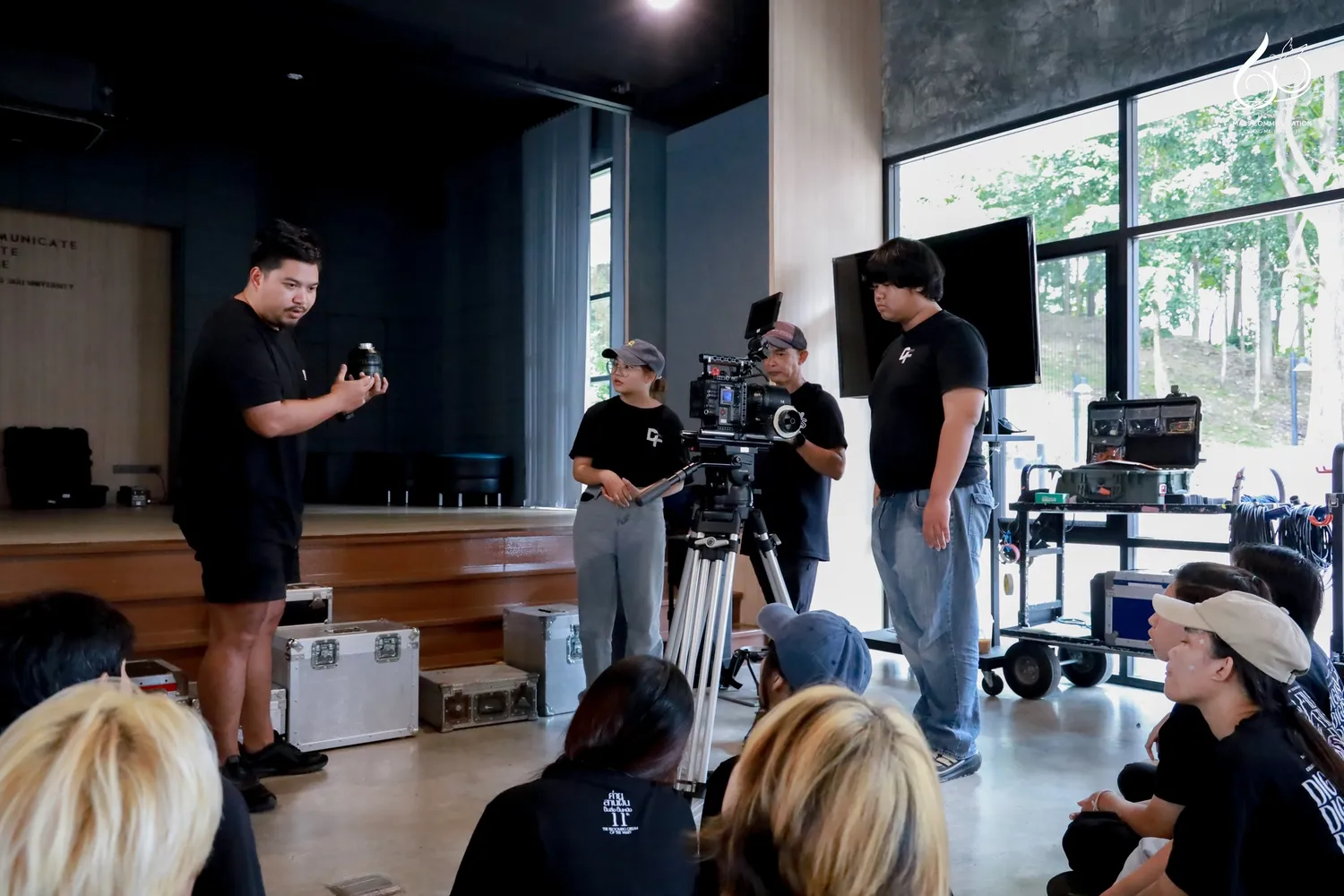 อบรมการใช้ครุภัณฑ์ถ่ายทำภาพยนตร์พื้นฐานเพื่อป้องกันความเสียหาย ม.เชียงใหม่ 14 Cinetoys- สาขาวิชาภาพยนตร์ดิจิทัล คณะการสื่อสารมวลชน มหาวิทยาลัยเชียงใหม่ ร่วมกับ บริษัท ซีเนทอยส์ แอนด์ เซอร์วิส จำกัด (Cinetoys & Services) จัดโครงการอบรมเชิงปฏิบัติการ “การใช้ครุภัณฑ์ถ่ายทำภาพยนตร์พื้นฐานเพื่อป้องกันความเสียหาย” เพื่อให้นักศึกษาชั้นปีที่ 2 สาขาภาพยนตร์ดิจิทัล ได้เรียนรู้การใช้อุปกรณ์ถ่ายทำอย่างถูกวิธี พร้อมฝึกปฏิบัติกับทีมงานมืออาชีพในอุตสาหกรรมภาพยนตร์ ณ ห้อง Learning Space อาคารเรียนรวม คณะการสื่อสารมวลชน มหาวิทยาลัยเชียงใหม่ ระหว่างวันที่ 9 – 10 กันยายน 2568