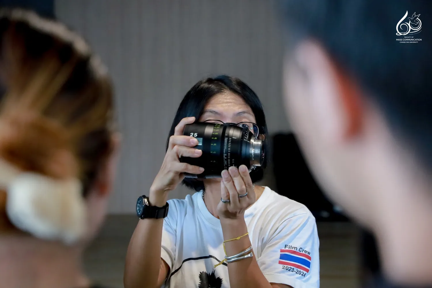 อบรมการใช้ครุภัณฑ์ถ่ายทำภาพยนตร์พื้นฐานเพื่อป้องกันความเสียหาย ม.เชียงใหม่ 15 Cinetoys- สาขาวิชาภาพยนตร์ดิจิทัล คณะการสื่อสารมวลชน มหาวิทยาลัยเชียงใหม่ ร่วมกับ บริษัท ซีเนทอยส์ แอนด์ เซอร์วิส จำกัด (Cinetoys & Services) จัดโครงการอบรมเชิงปฏิบัติการ “การใช้ครุภัณฑ์ถ่ายทำภาพยนตร์พื้นฐานเพื่อป้องกันความเสียหาย” เพื่อให้นักศึกษาชั้นปีที่ 2 สาขาภาพยนตร์ดิจิทัล ได้เรียนรู้การใช้อุปกรณ์ถ่ายทำอย่างถูกวิธี พร้อมฝึกปฏิบัติกับทีมงานมืออาชีพในอุตสาหกรรมภาพยนตร์ ณ ห้อง Learning Space อาคารเรียนรวม คณะการสื่อสารมวลชน มหาวิทยาลัยเชียงใหม่ ระหว่างวันที่ 9 – 10 กันยายน 2568