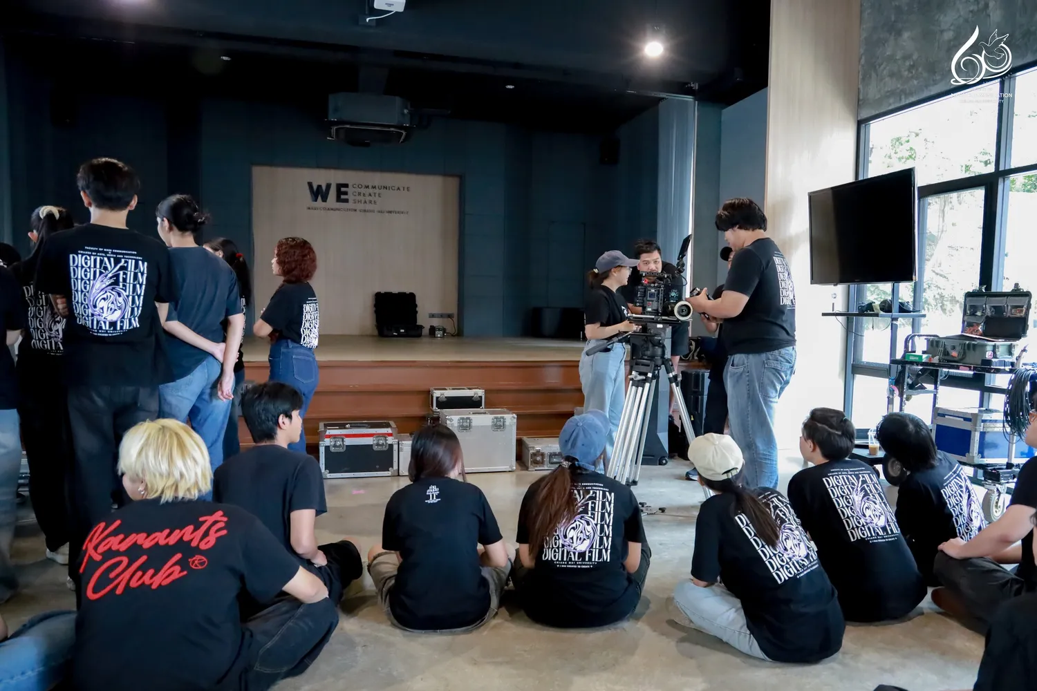 อบรมการใช้ครุภัณฑ์ถ่ายทำภาพยนตร์พื้นฐานเพื่อป้องกันความเสียหาย ม.เชียงใหม่ 16 Cinetoys- สาขาวิชาภาพยนตร์ดิจิทัล คณะการสื่อสารมวลชน มหาวิทยาลัยเชียงใหม่ ร่วมกับ บริษัท ซีเนทอยส์ แอนด์ เซอร์วิส จำกัด (Cinetoys & Services) จัดโครงการอบรมเชิงปฏิบัติการ “การใช้ครุภัณฑ์ถ่ายทำภาพยนตร์พื้นฐานเพื่อป้องกันความเสียหาย” เพื่อให้นักศึกษาชั้นปีที่ 2 สาขาภาพยนตร์ดิจิทัล ได้เรียนรู้การใช้อุปกรณ์ถ่ายทำอย่างถูกวิธี พร้อมฝึกปฏิบัติกับทีมงานมืออาชีพในอุตสาหกรรมภาพยนตร์ ณ ห้อง Learning Space อาคารเรียนรวม คณะการสื่อสารมวลชน มหาวิทยาลัยเชียงใหม่ ระหว่างวันที่ 9 – 10 กันยายน 2568