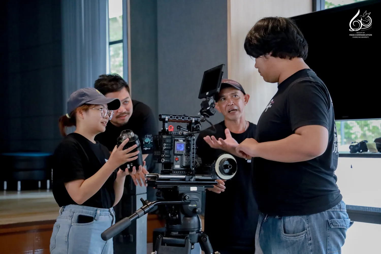 อบรมการใช้ครุภัณฑ์ถ่ายทำภาพยนตร์พื้นฐานเพื่อป้องกันความเสียหาย ม.เชียงใหม่ 17 Cinetoys- สาขาวิชาภาพยนตร์ดิจิทัล คณะการสื่อสารมวลชน มหาวิทยาลัยเชียงใหม่ ร่วมกับ บริษัท ซีเนทอยส์ แอนด์ เซอร์วิส จำกัด (Cinetoys & Services) จัดโครงการอบรมเชิงปฏิบัติการ “การใช้ครุภัณฑ์ถ่ายทำภาพยนตร์พื้นฐานเพื่อป้องกันความเสียหาย” เพื่อให้นักศึกษาชั้นปีที่ 2 สาขาภาพยนตร์ดิจิทัล ได้เรียนรู้การใช้อุปกรณ์ถ่ายทำอย่างถูกวิธี พร้อมฝึกปฏิบัติกับทีมงานมืออาชีพในอุตสาหกรรมภาพยนตร์ ณ ห้อง Learning Space อาคารเรียนรวม คณะการสื่อสารมวลชน มหาวิทยาลัยเชียงใหม่ ระหว่างวันที่ 9 – 10 กันยายน 2568