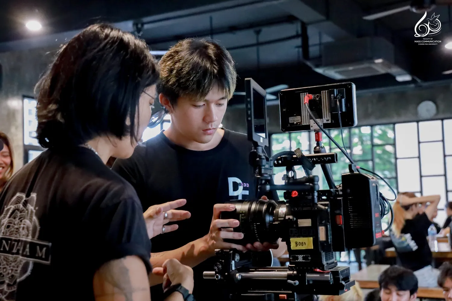 อบรมการใช้ครุภัณฑ์ถ่ายทำภาพยนตร์พื้นฐานเพื่อป้องกันความเสียหาย ม.เชียงใหม่ 2 Cinetoys- สาขาวิชาภาพยนตร์ดิจิทัล คณะการสื่อสารมวลชน มหาวิทยาลัยเชียงใหม่ ร่วมกับ บริษัท ซีเนทอยส์ แอนด์ เซอร์วิส จำกัด (Cinetoys & Services) จัดโครงการอบรมเชิงปฏิบัติการ “การใช้ครุภัณฑ์ถ่ายทำภาพยนตร์พื้นฐานเพื่อป้องกันความเสียหาย” เพื่อให้นักศึกษาชั้นปีที่ 2 สาขาภาพยนตร์ดิจิทัล ได้เรียนรู้การใช้อุปกรณ์ถ่ายทำอย่างถูกวิธี พร้อมฝึกปฏิบัติกับทีมงานมืออาชีพในอุตสาหกรรมภาพยนตร์ ณ ห้อง Learning Space อาคารเรียนรวม คณะการสื่อสารมวลชน มหาวิทยาลัยเชียงใหม่ ระหว่างวันที่ 9 – 10 กันยายน 2568