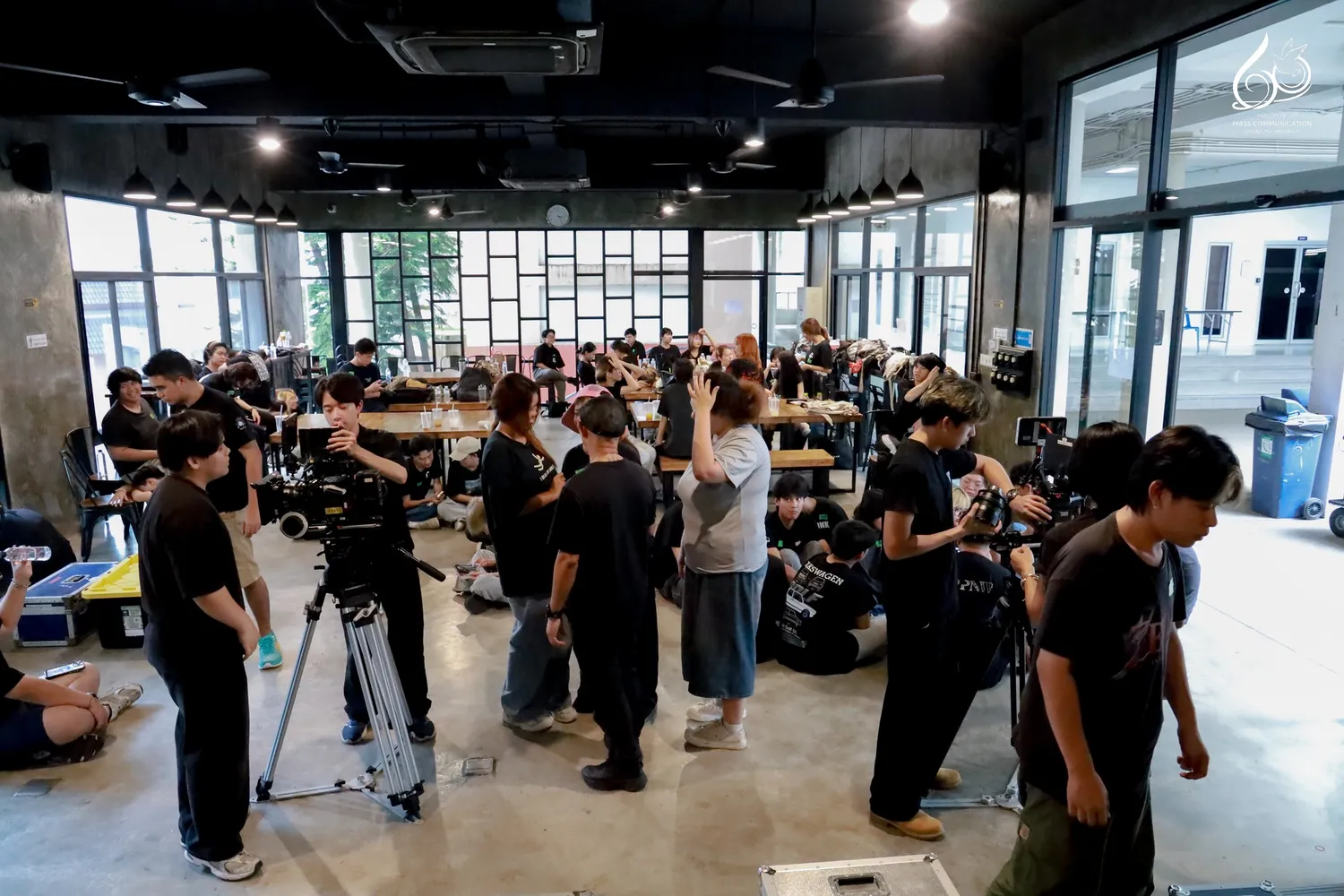 อบรมการใช้ครุภัณฑ์ถ่ายทำภาพยนตร์พื้นฐานเพื่อป้องกันความเสียหาย ม.เชียงใหม่ 4 Cinetoys- สาขาวิชาภาพยนตร์ดิจิทัล คณะการสื่อสารมวลชน มหาวิทยาลัยเชียงใหม่ ร่วมกับ บริษัท ซีเนทอยส์ แอนด์ เซอร์วิส จำกัด (Cinetoys & Services) จัดโครงการอบรมเชิงปฏิบัติการ “การใช้ครุภัณฑ์ถ่ายทำภาพยนตร์พื้นฐานเพื่อป้องกันความเสียหาย” เพื่อให้นักศึกษาชั้นปีที่ 2 สาขาภาพยนตร์ดิจิทัล ได้เรียนรู้การใช้อุปกรณ์ถ่ายทำอย่างถูกวิธี พร้อมฝึกปฏิบัติกับทีมงานมืออาชีพในอุตสาหกรรมภาพยนตร์ ณ ห้อง Learning Space อาคารเรียนรวม คณะการสื่อสารมวลชน มหาวิทยาลัยเชียงใหม่ ระหว่างวันที่ 9 – 10 กันยายน 2568
