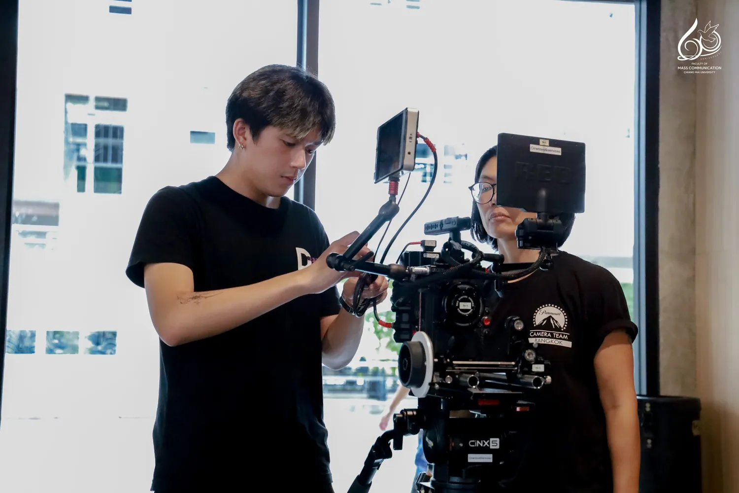 อบรมการใช้ครุภัณฑ์ถ่ายทำภาพยนตร์พื้นฐานเพื่อป้องกันความเสียหาย ม.เชียงใหม่ 5 Cinetoys- สาขาวิชาภาพยนตร์ดิจิทัล คณะการสื่อสารมวลชน มหาวิทยาลัยเชียงใหม่ ร่วมกับ บริษัท ซีเนทอยส์ แอนด์ เซอร์วิส จำกัด (Cinetoys & Services) จัดโครงการอบรมเชิงปฏิบัติการ “การใช้ครุภัณฑ์ถ่ายทำภาพยนตร์พื้นฐานเพื่อป้องกันความเสียหาย” เพื่อให้นักศึกษาชั้นปีที่ 2 สาขาภาพยนตร์ดิจิทัล ได้เรียนรู้การใช้อุปกรณ์ถ่ายทำอย่างถูกวิธี พร้อมฝึกปฏิบัติกับทีมงานมืออาชีพในอุตสาหกรรมภาพยนตร์ ณ ห้อง Learning Space อาคารเรียนรวม คณะการสื่อสารมวลชน มหาวิทยาลัยเชียงใหม่ ระหว่างวันที่ 9 – 10 กันยายน 2568