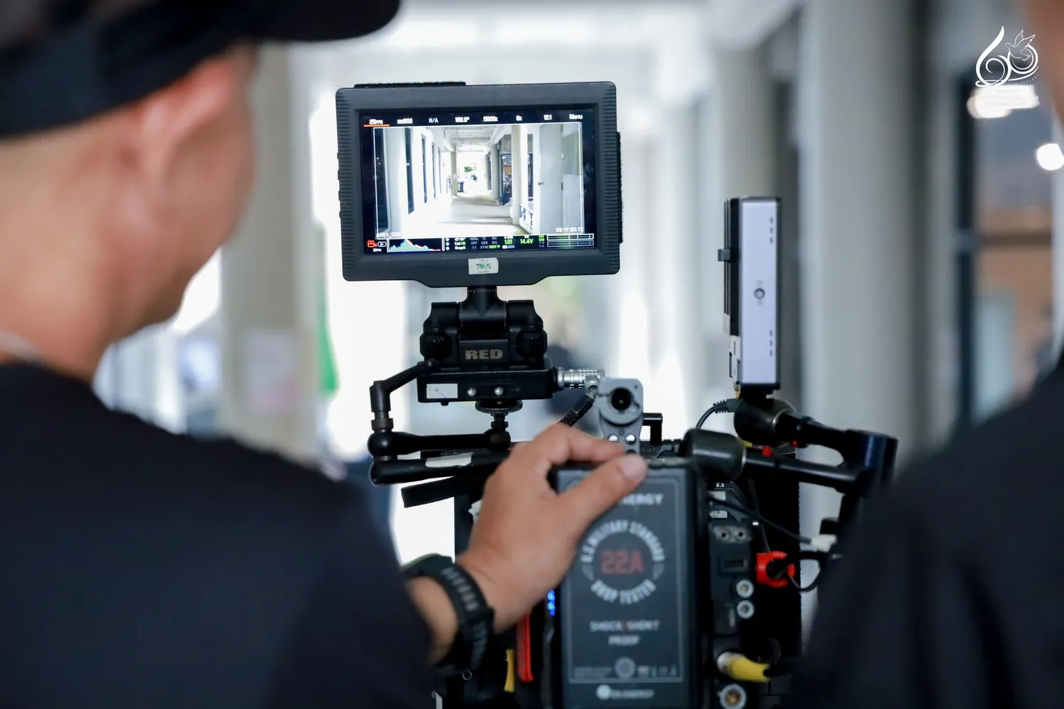 อบรมการใช้ครุภัณฑ์ถ่ายทำภาพยนตร์พื้นฐานเพื่อป้องกันความเสียหาย ม.เชียงใหม่ 6 Cinetoys- สาขาวิชาภาพยนตร์ดิจิทัล คณะการสื่อสารมวลชน มหาวิทยาลัยเชียงใหม่ ร่วมกับ บริษัท ซีเนทอยส์ แอนด์ เซอร์วิส จำกัด (Cinetoys & Services) จัดโครงการอบรมเชิงปฏิบัติการ “การใช้ครุภัณฑ์ถ่ายทำภาพยนตร์พื้นฐานเพื่อป้องกันความเสียหาย” เพื่อให้นักศึกษาชั้นปีที่ 2 สาขาภาพยนตร์ดิจิทัล ได้เรียนรู้การใช้อุปกรณ์ถ่ายทำอย่างถูกวิธี พร้อมฝึกปฏิบัติกับทีมงานมืออาชีพในอุตสาหกรรมภาพยนตร์ ณ ห้อง Learning Space อาคารเรียนรวม คณะการสื่อสารมวลชน มหาวิทยาลัยเชียงใหม่ ระหว่างวันที่ 9 – 10 กันยายน 2568