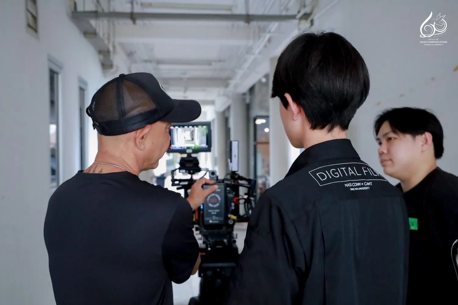 อบรมการใช้ครุภัณฑ์ถ่ายทำภาพยนตร์พื้นฐานเพื่อป้องกันความเสียหาย ม.เชียงใหม่ 7 Cinetoys- สาขาวิชาภาพยนตร์ดิจิทัล คณะการสื่อสารมวลชน มหาวิทยาลัยเชียงใหม่ ร่วมกับ บริษัท ซีเนทอยส์ แอนด์ เซอร์วิส จำกัด (Cinetoys & Services) จัดโครงการอบรมเชิงปฏิบัติการ “การใช้ครุภัณฑ์ถ่ายทำภาพยนตร์พื้นฐานเพื่อป้องกันความเสียหาย” เพื่อให้นักศึกษาชั้นปีที่ 2 สาขาภาพยนตร์ดิจิทัล ได้เรียนรู้การใช้อุปกรณ์ถ่ายทำอย่างถูกวิธี พร้อมฝึกปฏิบัติกับทีมงานมืออาชีพในอุตสาหกรรมภาพยนตร์ ณ ห้อง Learning Space อาคารเรียนรวม คณะการสื่อสารมวลชน มหาวิทยาลัยเชียงใหม่ ระหว่างวันที่ 9 – 10 กันยายน 2568