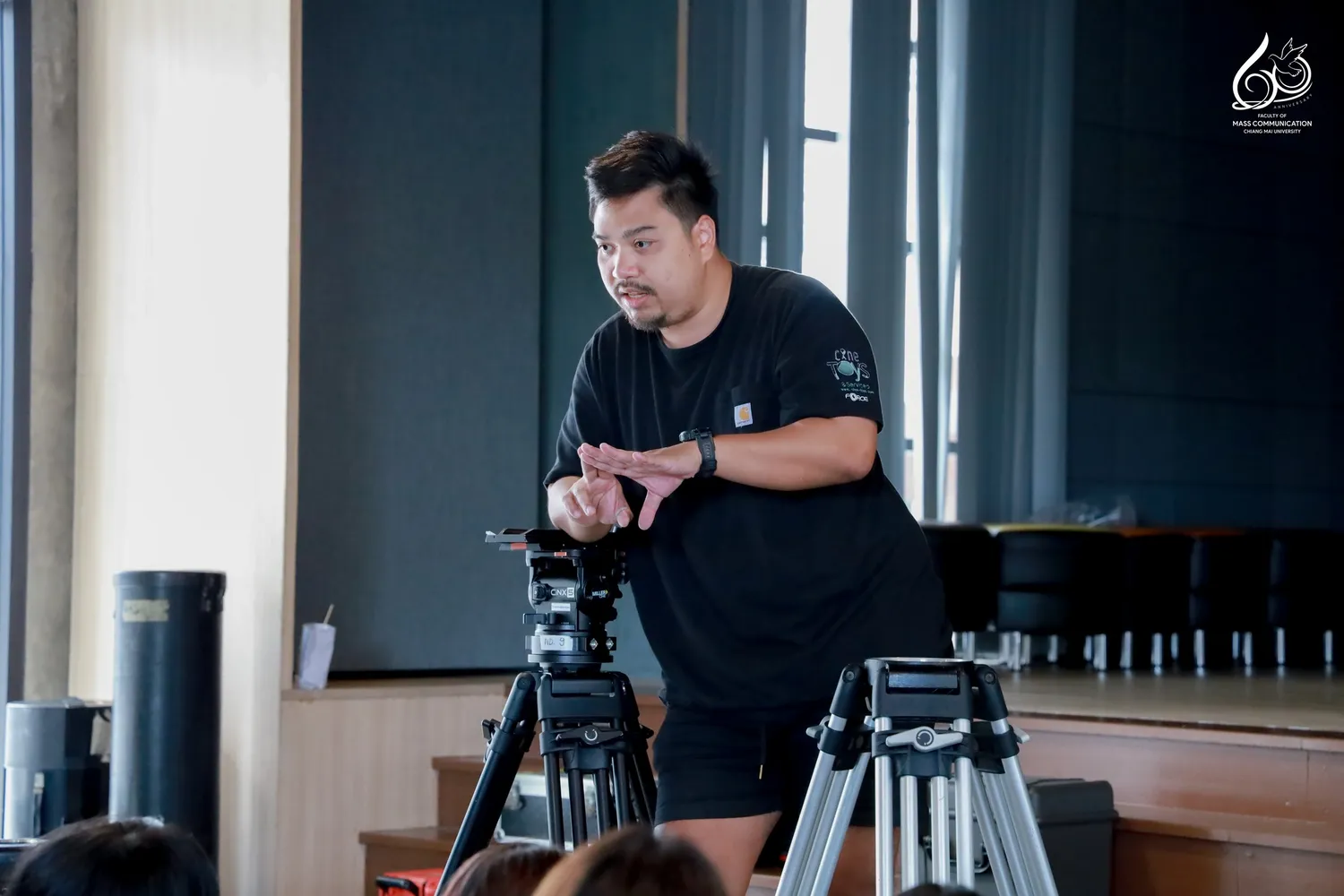 อบรมการใช้ครุภัณฑ์ถ่ายทำภาพยนตร์พื้นฐานเพื่อป้องกันความเสียหาย ม.เชียงใหม่ 8 Cinetoys- สาขาวิชาภาพยนตร์ดิจิทัล คณะการสื่อสารมวลชน มหาวิทยาลัยเชียงใหม่ ร่วมกับ บริษัท ซีเนทอยส์ แอนด์ เซอร์วิส จำกัด (Cinetoys & Services) จัดโครงการอบรมเชิงปฏิบัติการ “การใช้ครุภัณฑ์ถ่ายทำภาพยนตร์พื้นฐานเพื่อป้องกันความเสียหาย” เพื่อให้นักศึกษาชั้นปีที่ 2 สาขาภาพยนตร์ดิจิทัล ได้เรียนรู้การใช้อุปกรณ์ถ่ายทำอย่างถูกวิธี พร้อมฝึกปฏิบัติกับทีมงานมืออาชีพในอุตสาหกรรมภาพยนตร์ ณ ห้อง Learning Space อาคารเรียนรวม คณะการสื่อสารมวลชน มหาวิทยาลัยเชียงใหม่ ระหว่างวันที่ 9 – 10 กันยายน 2568
