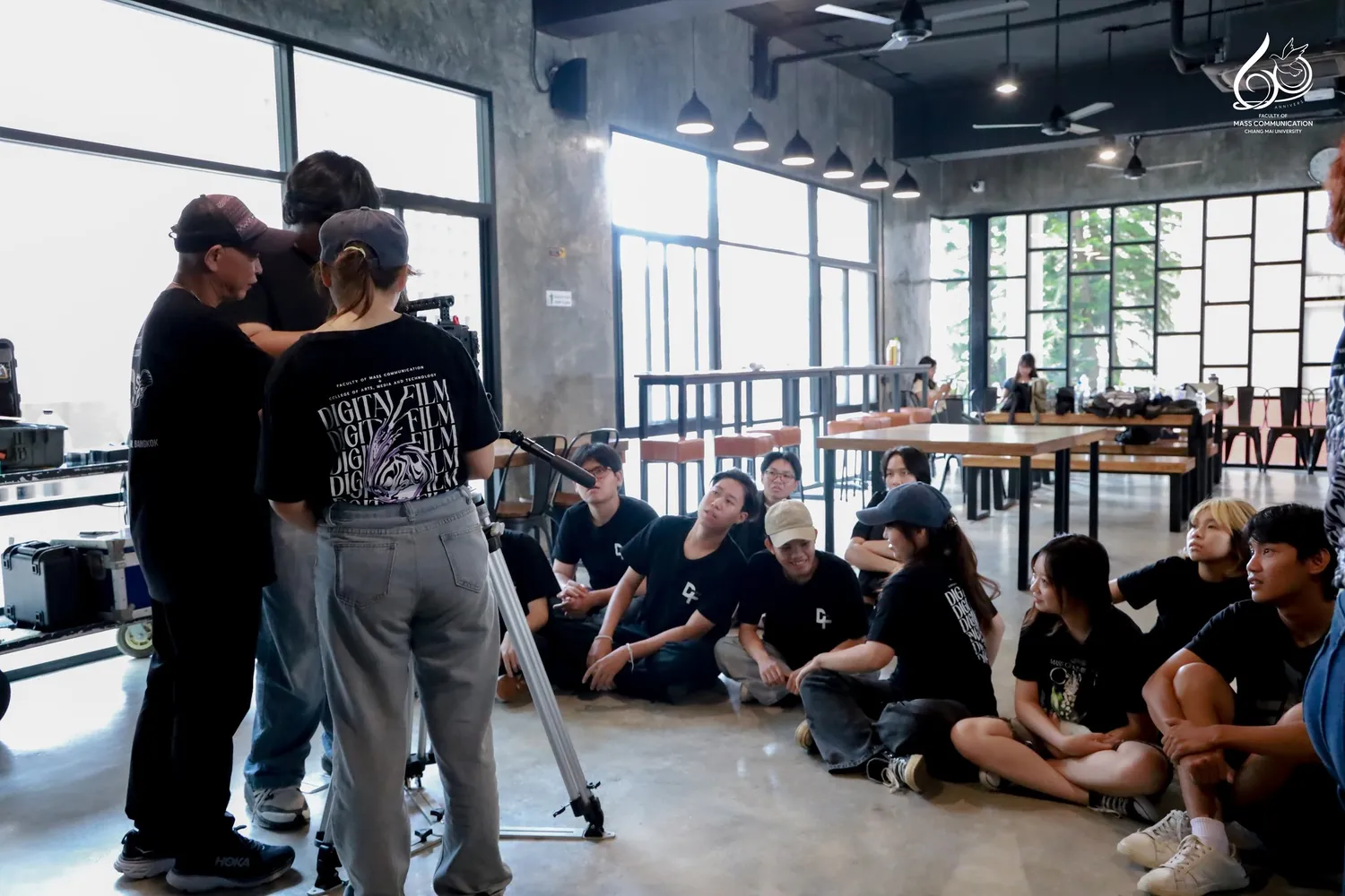 อบรมการใช้ครุภัณฑ์ถ่ายทำภาพยนตร์พื้นฐานเพื่อป้องกันความเสียหาย ม.เชียงใหม่ 9 Cinetoys- สาขาวิชาภาพยนตร์ดิจิทัล คณะการสื่อสารมวลชน มหาวิทยาลัยเชียงใหม่ ร่วมกับ บริษัท ซีเนทอยส์ แอนด์ เซอร์วิส จำกัด (Cinetoys & Services) จัดโครงการอบรมเชิงปฏิบัติการ “การใช้ครุภัณฑ์ถ่ายทำภาพยนตร์พื้นฐานเพื่อป้องกันความเสียหาย” เพื่อให้นักศึกษาชั้นปีที่ 2 สาขาภาพยนตร์ดิจิทัล ได้เรียนรู้การใช้อุปกรณ์ถ่ายทำอย่างถูกวิธี พร้อมฝึกปฏิบัติกับทีมงานมืออาชีพในอุตสาหกรรมภาพยนตร์ ณ ห้อง Learning Space อาคารเรียนรวม คณะการสื่อสารมวลชน มหาวิทยาลัยเชียงใหม่ ระหว่างวันที่ 9 – 10 กันยายน 2568