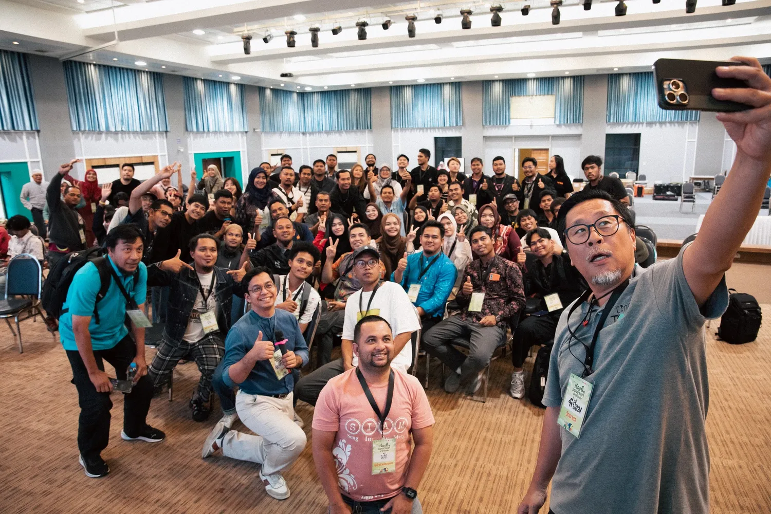 ภาพบรรยายกาศงาน - เรื่องดี ๆ รอบบ้านเรา เล่าให้โลกฟัง 14 Cinetoys- จบไปแล้วอย่างสวยงามกับโครงการดี ๆ ระยะที่ 1“เรื่องดี ๆ รอบบ้านเรา เล่าให้โลกฟัง” 🎬🙏🏼 ขอขอบคุณอาจารย์ติ้ง – มหาวิทยาลัยราชภัฏยะลาทีม Woz – ป่าน และ นิวDigital OZ – พี่แป๊ะ และ เติร์กอาจารย์โบว์ และ อาจารย์เอ็ม – คณะดิจิทัลมีเดียและศิลปะภาพยนตร์ มหาวิทยาลัยกรุงเทพคุณศักดิ์ – ไทบ้าน เดอะซีรีส์พี่แพม และพี่ก้อยเรายินดีอย่างยิ่งที่ได้มีส่วนร่วมในโครงการที่จุดประกายพลังสร้างสรรค์ในพื้นที่สามจังหวัดชายแดนใต้แล้วพบกันใหม่ในระยะที่ 2 และ 3 ที่เข้มข้นยิ่งกว่าเดิม! 💥