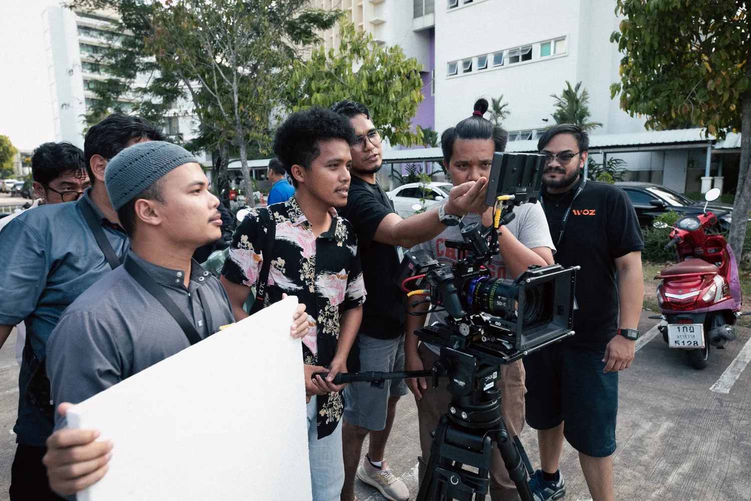 ภาพบรรยายกาศงาน - เรื่องดี ๆ รอบบ้านเรา เล่าให้โลกฟัง 2 Cinetoys- จบไปแล้วอย่างสวยงามกับโครงการดี ๆ ระยะที่ 1“เรื่องดี ๆ รอบบ้านเรา เล่าให้โลกฟัง” 🎬🙏🏼 ขอขอบคุณอาจารย์ติ้ง – มหาวิทยาลัยราชภัฏยะลาทีม Woz – ป่าน และ นิวDigital OZ – พี่แป๊ะ และ เติร์กอาจารย์โบว์ และ อาจารย์เอ็ม – คณะดิจิทัลมีเดียและศิลปะภาพยนตร์ มหาวิทยาลัยกรุงเทพคุณศักดิ์ – ไทบ้าน เดอะซีรีส์พี่แพม และพี่ก้อยเรายินดีอย่างยิ่งที่ได้มีส่วนร่วมในโครงการที่จุดประกายพลังสร้างสรรค์ในพื้นที่สามจังหวัดชายแดนใต้แล้วพบกันใหม่ในระยะที่ 2 และ 3 ที่เข้มข้นยิ่งกว่าเดิม! 💥