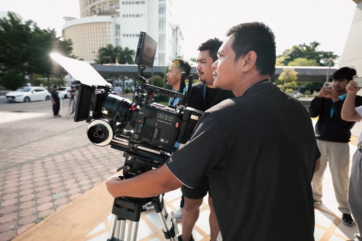 ภาพบรรยายกาศงาน - เรื่องดี ๆ รอบบ้านเรา เล่าให้โลกฟัง 3 Cinetoys- จบไปแล้วอย่างสวยงามกับโครงการดี ๆ ระยะที่ 1“เรื่องดี ๆ รอบบ้านเรา เล่าให้โลกฟัง” 🎬🙏🏼 ขอขอบคุณอาจารย์ติ้ง – มหาวิทยาลัยราชภัฏยะลาทีม Woz – ป่าน และ นิวDigital OZ – พี่แป๊ะ และ เติร์กอาจารย์โบว์ และ อาจารย์เอ็ม – คณะดิจิทัลมีเดียและศิลปะภาพยนตร์ มหาวิทยาลัยกรุงเทพคุณศักดิ์ – ไทบ้าน เดอะซีรีส์พี่แพม และพี่ก้อยเรายินดีอย่างยิ่งที่ได้มีส่วนร่วมในโครงการที่จุดประกายพลังสร้างสรรค์ในพื้นที่สามจังหวัดชายแดนใต้แล้วพบกันใหม่ในระยะที่ 2 และ 3 ที่เข้มข้นยิ่งกว่าเดิม! 💥