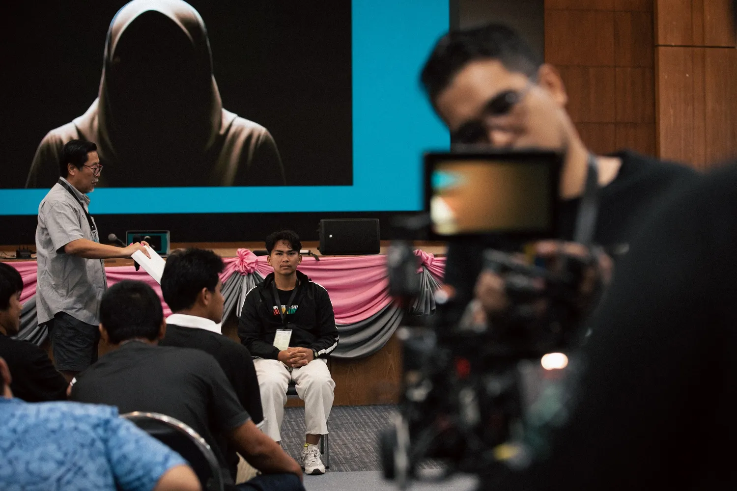 ภาพบรรยายกาศงาน - เรื่องดี ๆ รอบบ้านเรา เล่าให้โลกฟัง 6 Cinetoys- จบไปแล้วอย่างสวยงามกับโครงการดี ๆ ระยะที่ 1“เรื่องดี ๆ รอบบ้านเรา เล่าให้โลกฟัง” 🎬🙏🏼 ขอขอบคุณอาจารย์ติ้ง – มหาวิทยาลัยราชภัฏยะลาทีม Woz – ป่าน และ นิวDigital OZ – พี่แป๊ะ และ เติร์กอาจารย์โบว์ และ อาจารย์เอ็ม – คณะดิจิทัลมีเดียและศิลปะภาพยนตร์ มหาวิทยาลัยกรุงเทพคุณศักดิ์ – ไทบ้าน เดอะซีรีส์พี่แพม และพี่ก้อยเรายินดีอย่างยิ่งที่ได้มีส่วนร่วมในโครงการที่จุดประกายพลังสร้างสรรค์ในพื้นที่สามจังหวัดชายแดนใต้แล้วพบกันใหม่ในระยะที่ 2 และ 3 ที่เข้มข้นยิ่งกว่าเดิม! 💥