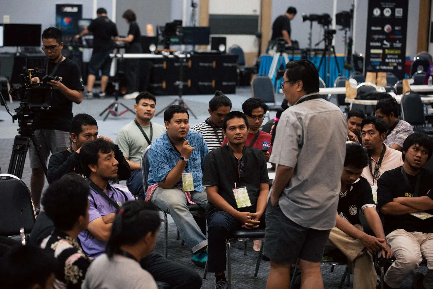 ภาพบรรยายกาศงาน - เรื่องดี ๆ รอบบ้านเรา เล่าให้โลกฟัง 7 Cinetoys- จบไปแล้วอย่างสวยงามกับโครงการดี ๆ ระยะที่ 1“เรื่องดี ๆ รอบบ้านเรา เล่าให้โลกฟัง” 🎬🙏🏼 ขอขอบคุณอาจารย์ติ้ง – มหาวิทยาลัยราชภัฏยะลาทีม Woz – ป่าน และ นิวDigital OZ – พี่แป๊ะ และ เติร์กอาจารย์โบว์ และ อาจารย์เอ็ม – คณะดิจิทัลมีเดียและศิลปะภาพยนตร์ มหาวิทยาลัยกรุงเทพคุณศักดิ์ – ไทบ้าน เดอะซีรีส์พี่แพม และพี่ก้อยเรายินดีอย่างยิ่งที่ได้มีส่วนร่วมในโครงการที่จุดประกายพลังสร้างสรรค์ในพื้นที่สามจังหวัดชายแดนใต้แล้วพบกันใหม่ในระยะที่ 2 และ 3 ที่เข้มข้นยิ่งกว่าเดิม! 💥